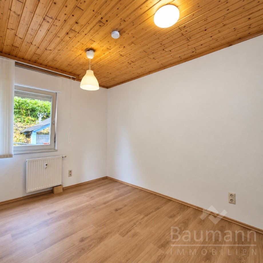 Heller leerer Raum mit Holzdecke - Einfamilienhaus in Bad H�nningen (*) Einfamilienhaus Bad H�nningen