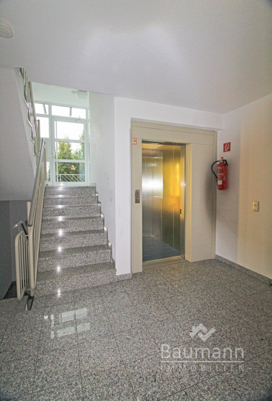 Treppenhaus mit Aufzug Erdgeschosswohnung Linz am Rhein