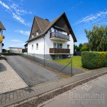 Zweifamilienhaus-Neustadt-Wied-Einfahrt-zu-den-Garagen ZWEIFAMILIENHAUS MIT GROSSZ�GIGEM GARTEN - RUHIGE LAGE, DREI GARAGEN UND VIELE M�GLICHKEITEN