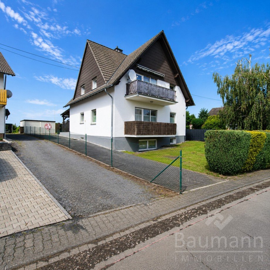 Zweifamilienhaus-Neustadt-Wied-Einfahrt-zu-den-Garagen Einfamilienhaus Neustadt (Wied) / Rotterheide