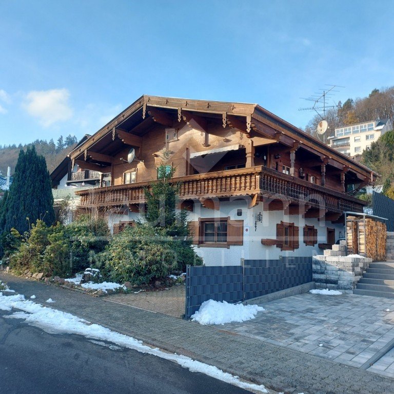 Ansicht Stra�enseite Hausen (Wied) / Reuschenbach Zweifamilienhaus EINZIGARTIGES ZWEIFAMILIENHAUS IM ALPENSTIL IM WIEDTAL