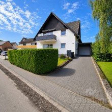 Zweifamilienhaus-Neustadt-Wied-Einfahrt-zur-Garage ZWEIFAMILIENHAUS MIT GROSSZ�GIGEM GARTEN - RUHIGE LAGE, DREI GARAGEN UND VIELE M�GLICHKEITEN