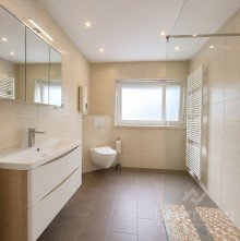 Zweifamilienhaus-Neustadt-Wied-Wohnung-Erdgeschoss-modernes-Bad ZWEIFAMILIENHAUS MIT GROSSZ�GIGEM GARTEN - RUHIGE LAGE, DREI GARAGEN UND VIELE M�GLICHKEITEN