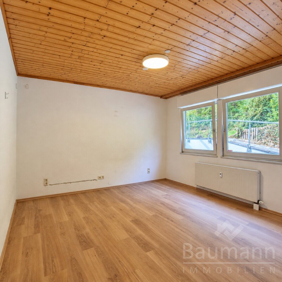 Heller leerer Raum mit Holzdecke (2) - Einfamilienhaus in Bad H�nningen (*) Einfamilienhaus Bad H�nningen