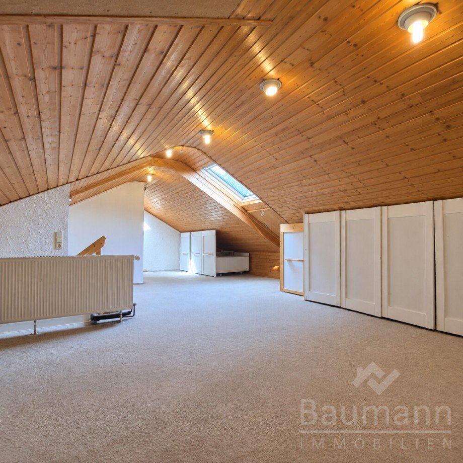 Heller Dachboden mit Holzdecke und Dachfenster - Einfamilienhaus in Bad H�nningen (*) Einfamilienhaus Bad H�nningen