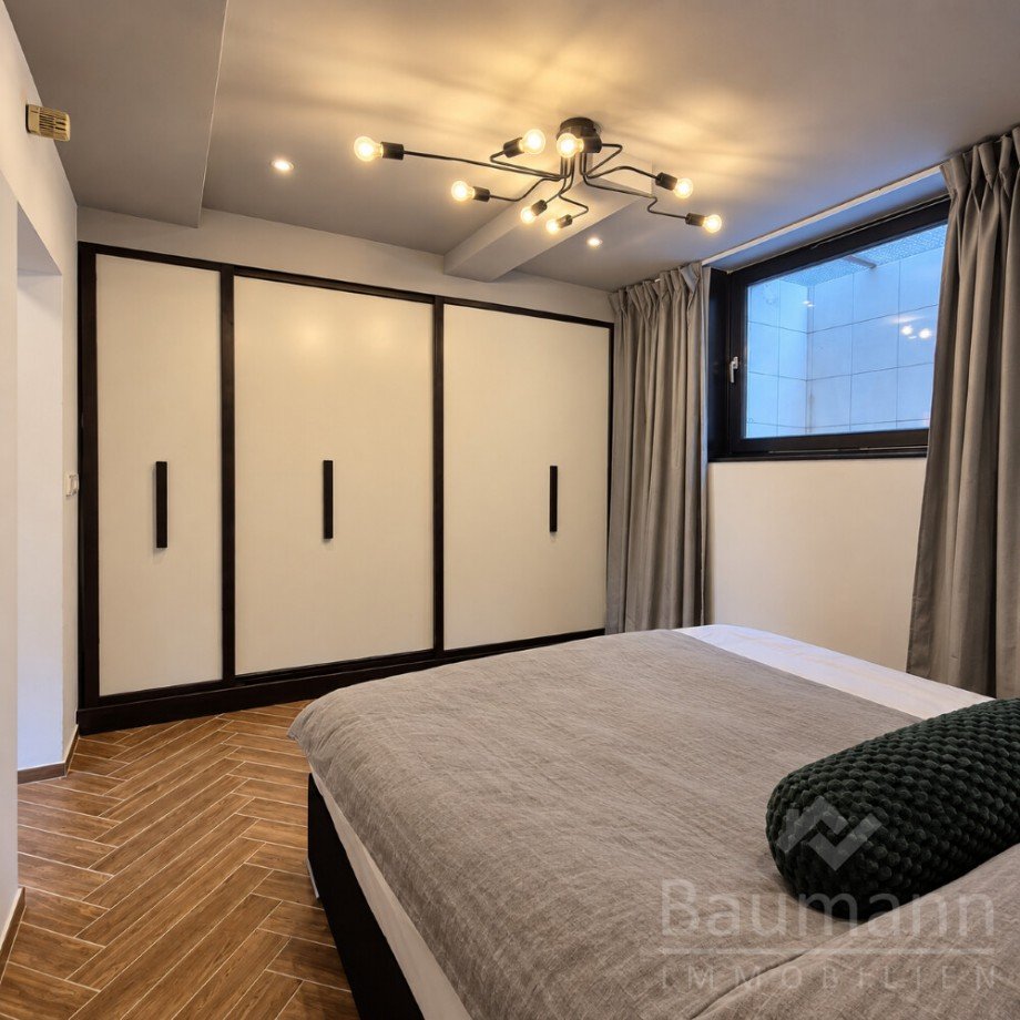 Modernes Schlafzimmer mit warmem Licht - Einfamilienhaus in Bad H�nningen (*) Einfamilienhaus Bad H�nningen