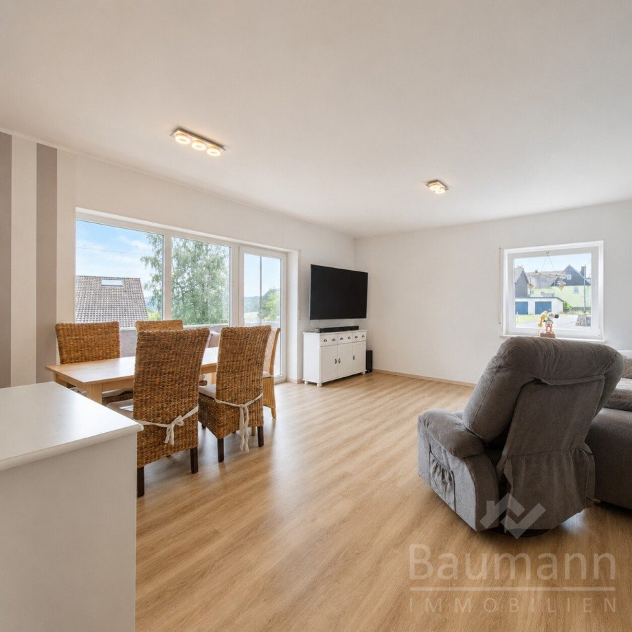 Zweifamilienhaus-Neustadt-Wied-Wohnung-Erdgeschoss-Wohnzimmer-mit-Zugang-zum-Balkon Einfamilienhaus Neustadt (Wied) / Rotterheide
