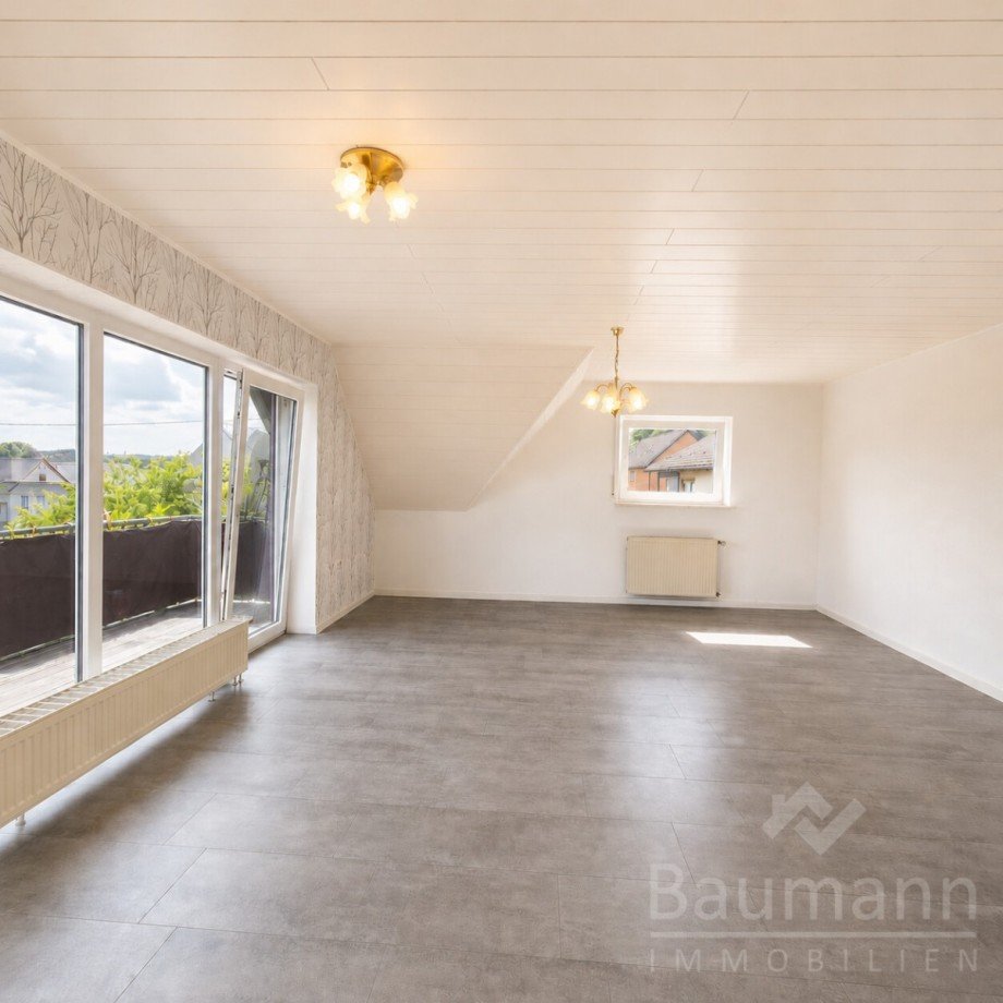 Zweifamilienhaus-Neustadt-Wied-Wohnung-Obergeschoss-Wohnzimmer-mit-Zugang-zum-Balkon Einfamilienhaus Neustadt (Wied) / Rotterheide