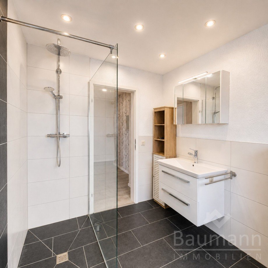Zweifamilienhaus-Neustadt-Wied-Wohnung-Obergeschoss-modernes-Bad-mit-bodengleicher-Dusche Einfamilienhaus Neustadt (Wied) / Rotterheide