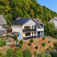 Bild (8100f8e64ed406fab4688c62ca8af036): EINFAMILIENHAUS MIT EINLIEGERWOHNUNG IN BAD H�NNINGEN - WOHNEN MIT PV-ANLAGE UND WEITBLICK