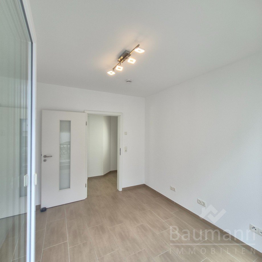 Schlafzimmer oder B�ro mit Zugang zur gro�en Dachterrasse Etagenwohnung Bad H�nningen