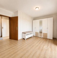 Zweifamilienhaus-Neustadt-Wied-Wohnung-Erdgeschoss-Kinderzimmer ZWEIFAMILIENHAUS MIT GROSSZ�GIGEM GARTEN - RUHIGE LAGE, DREI GARAGEN UND VIELE M�GLICHKEITEN