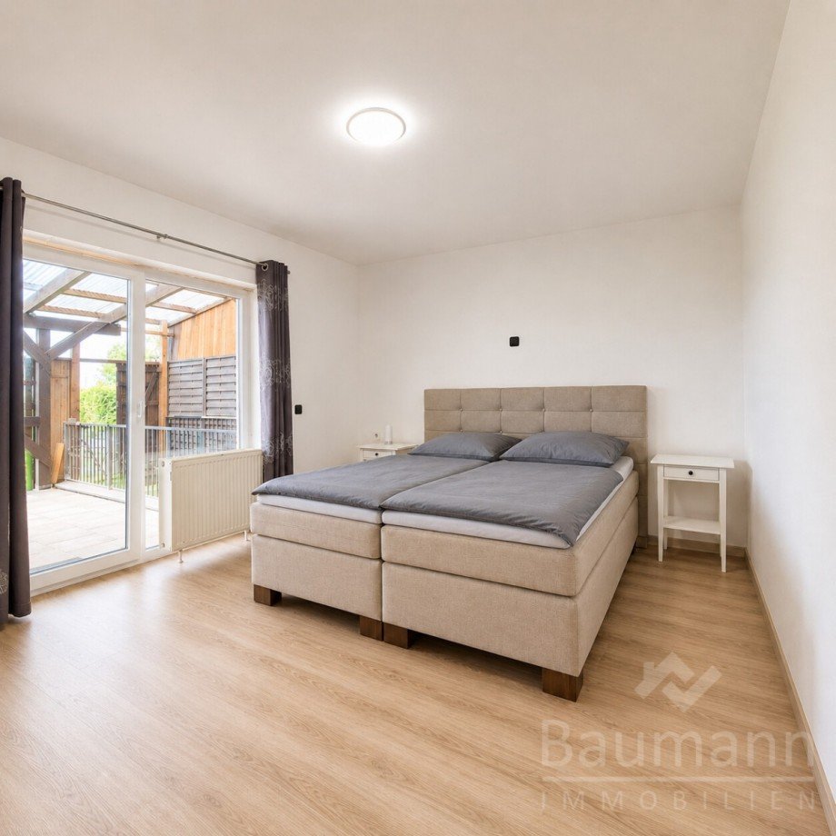 Zweifamilienhaus-Neustadt-Wied-Wohnung-Erdgeschoss-Schlafzimmer-mit-Zugang-zur-Terrasse Einfamilienhaus Neustadt (Wied) / Rotterheide
