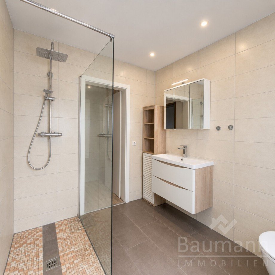 Zweifamilienhaus-Neustadt-Wied-Wohnung-Erdgeschoss-modernes-Bad-mit-bodengleicher-Dusche Einfamilienhaus Neustadt (Wied) / Rotterheide