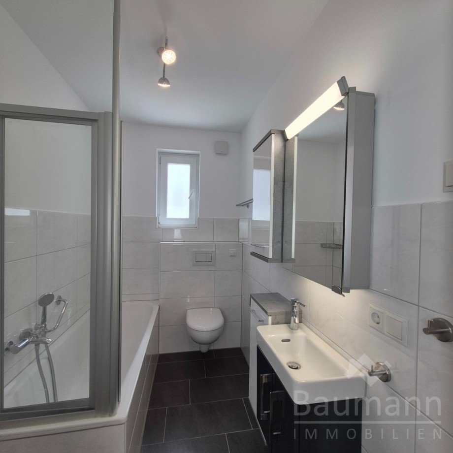 Wannenbad mit Anschlussm�glichkeit f�r eine Waschmaschine Etagenwohnung Bad H�nningen