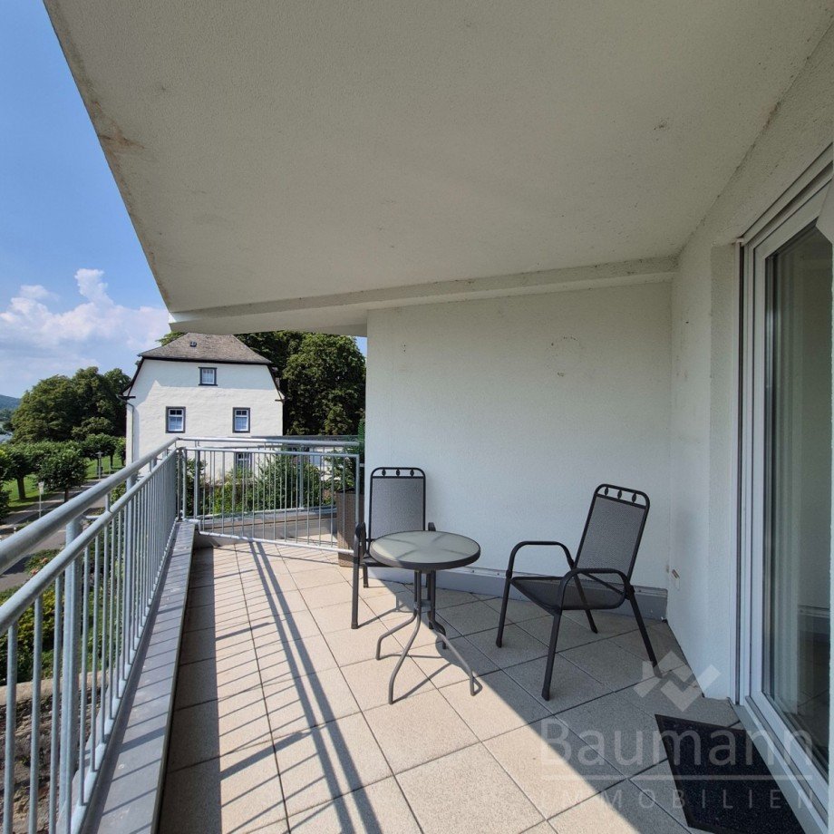 Balkon mit Blick auf den Rhein und die Rheinwiesen Etagenwohnung Bad H�nningen