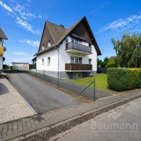 Bild (afccb649b689cff64b9b89c8996c98fb): ZWEIFAMILIENHAUS MIT GROSSZ�GIGEM GARTEN - RUHIGE LAGE, DREI GARAGEN UND VIELE M�GLICHKEITEN