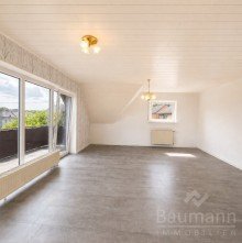 Zweifamilienhaus-Neustadt-Wied-Wohnung-Obergeschoss-Wohnzimmer-mit-Zugang-zum-Balkon ZWEIFAMILIENHAUS MIT GROSSZ�GIGEM GARTEN - RUHIGE LAGE, DREI GARAGEN UND VIELE M�GLICHKEITEN