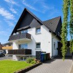 Hauptbild ZWEIFAMILIENHAUS MIT GROSSZ�GIGEM GARTEN - RUHIGE LAGE, DREI GARAGEN UND VIELE M�GLICHKEITEN
