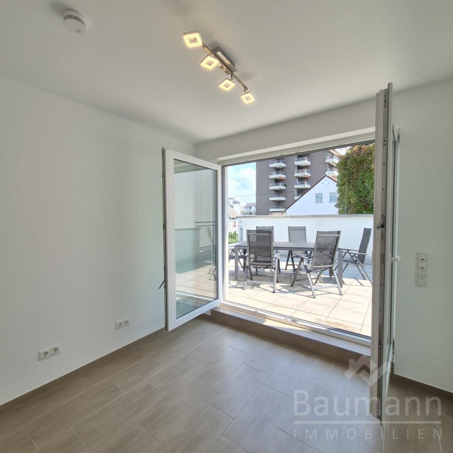 Schlafzimmer oder B�ro mit Zugang zur gro�en Dachterrasse Etagenwohnung Bad H�nningen