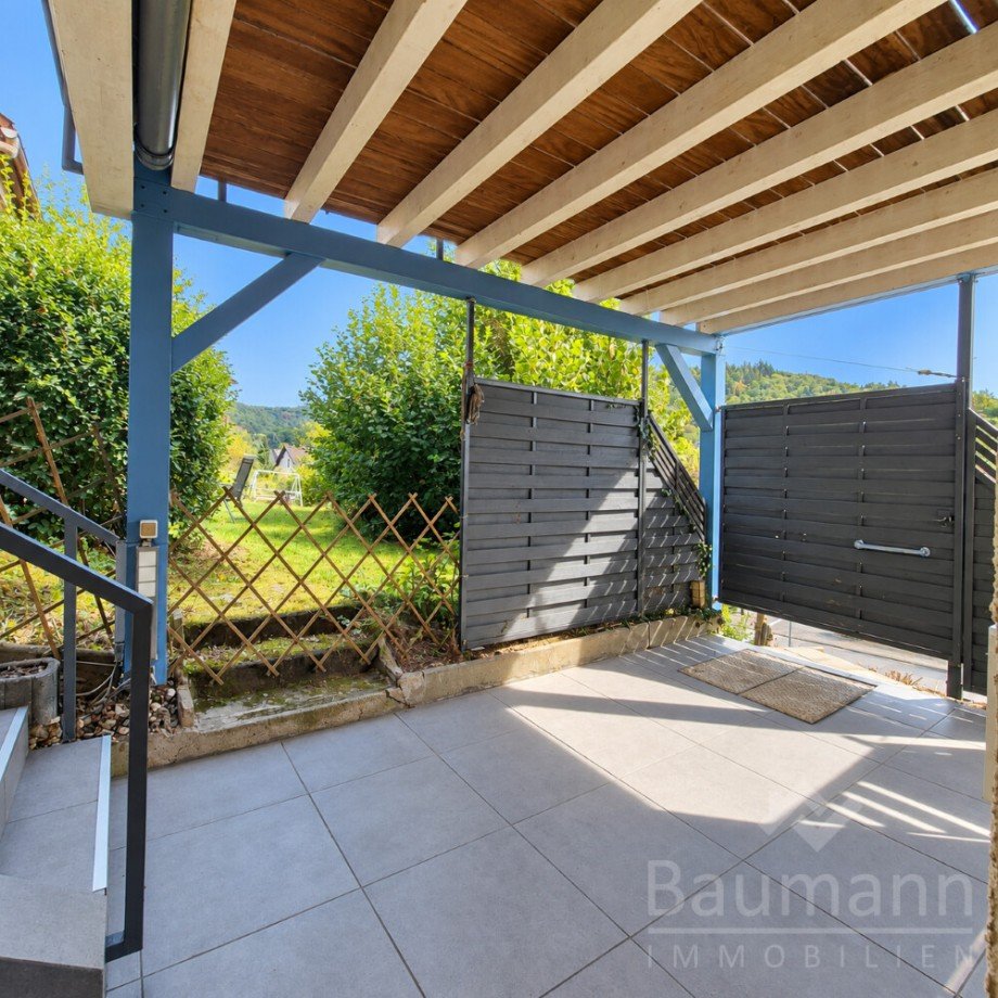 �berdachte Terrasse mit offenem Gartentor - Einfamilienhaus in Bad H�nningen (*) Einfamilienhaus Bad H�nningen