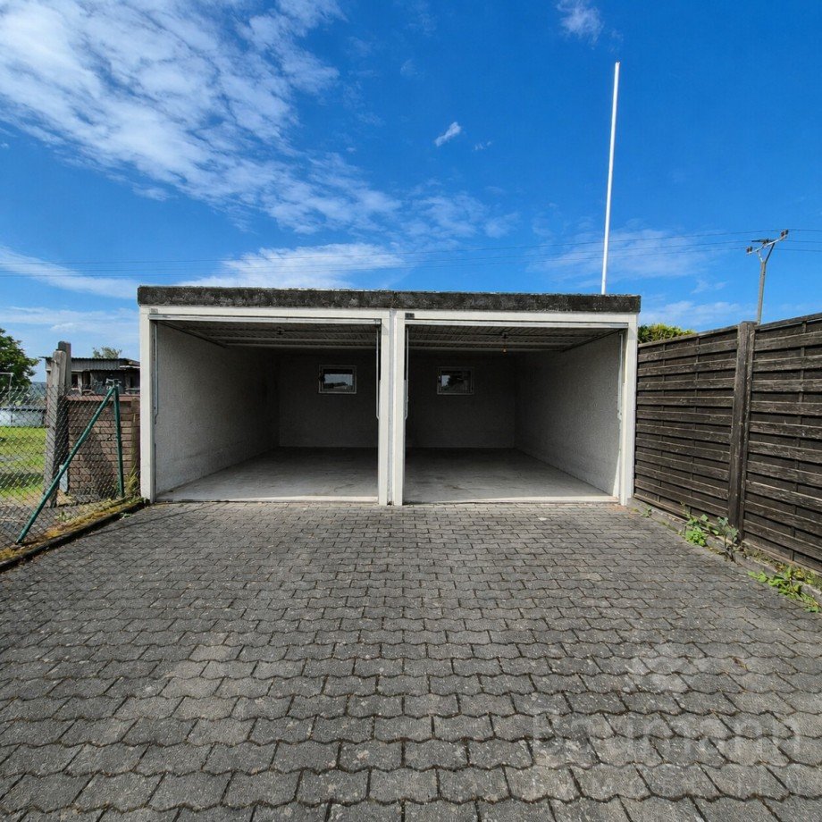 Zweifamilienhaus-Neustadt-Wied-leere-Doppelgaragen Einfamilienhaus Neustadt (Wied) / Rotterheide