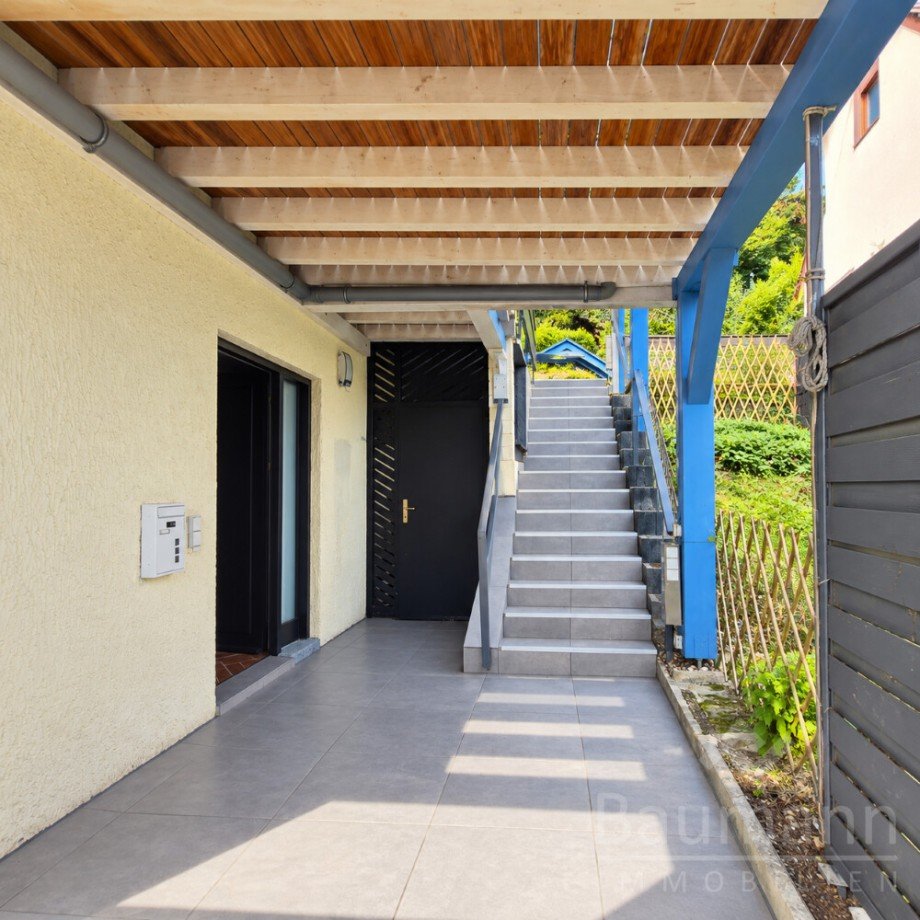 Wohnungseingang mit Treppe und Holzdecke - Einfamilienhaus in Bad H�nningen (*) Einfamilienhaus Bad H�nningen