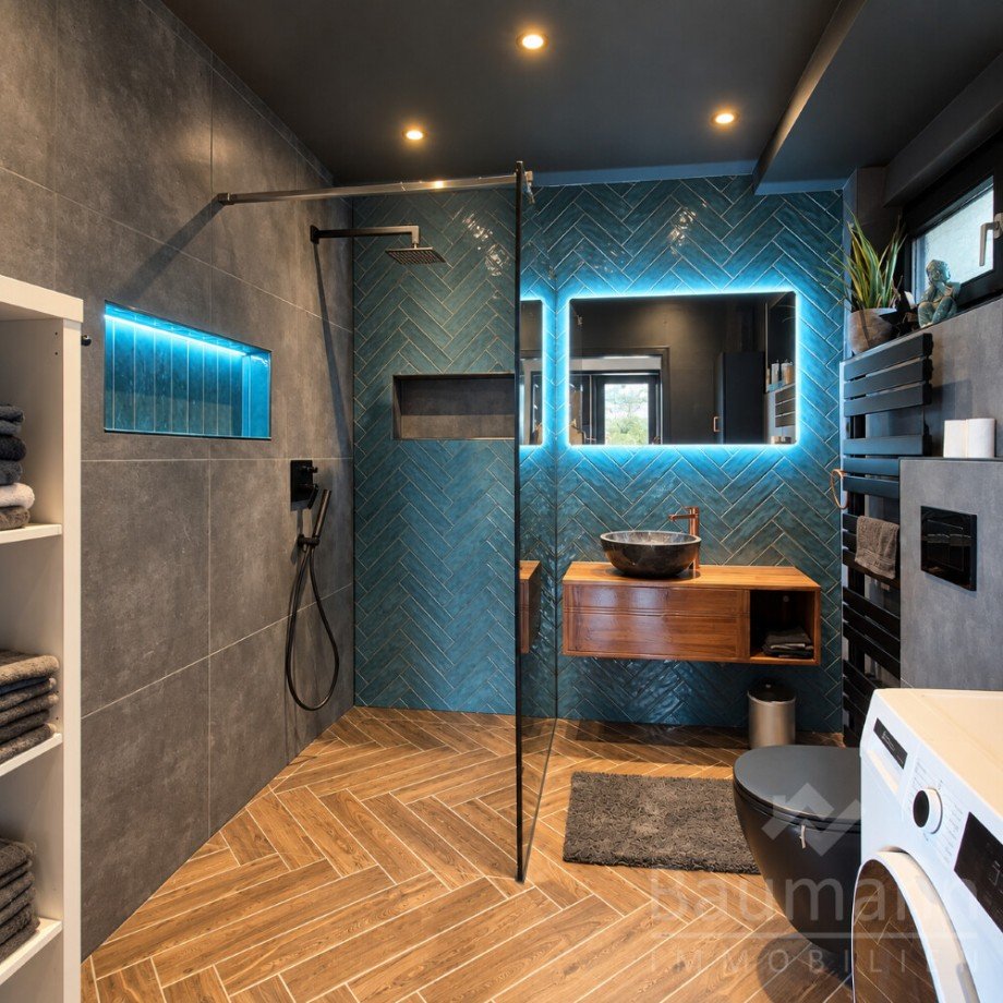 Luxuri�ses Bad mit Teal-Fliesen und LED-Licht - Einfamilienhaus in Bad H�nningen (*) Einfamilienhaus Bad H�nningen
