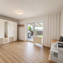 Zweifamilienhaus-Neustadt-Wied-Wohnung-Erdgeschoss-Kinderzimmer-mit-Zugang-zur-Terrasse ZWEIFAMILIENHAUS MIT GROSSZ�GIGEM GARTEN - RUHIGE LAGE, DREI GARAGEN UND VIELE M�GLICHKEITEN