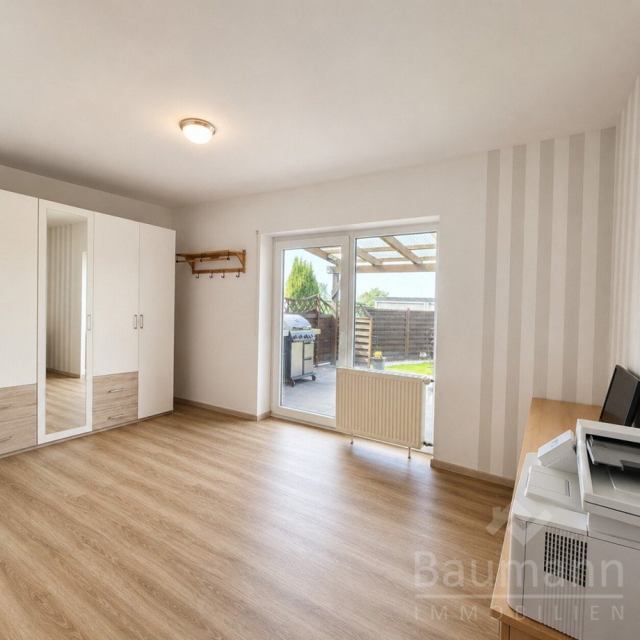 Zweifamilienhaus-Neustadt-Wied-Wohnung-Erdgeschoss-Kinderzimmer-mit-Zugang-zur-Terrasse Einfamilienhaus Neustadt (Wied) / Rotterheide