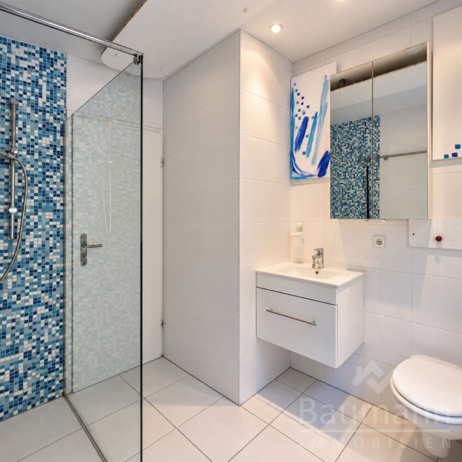 Modernes Bad mit blauen Mosaikakzenten - Einfamilienhaus in Bad H�nningen (*) Einfamilienhaus Bad H�nningen