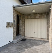 Zweifamilienhaus-Neustadt-Wied-Hauseingang-und-Garage ZWEIFAMILIENHAUS MIT GROSSZ�GIGEM GARTEN - RUHIGE LAGE, DREI GARAGEN UND VIELE M�GLICHKEITEN