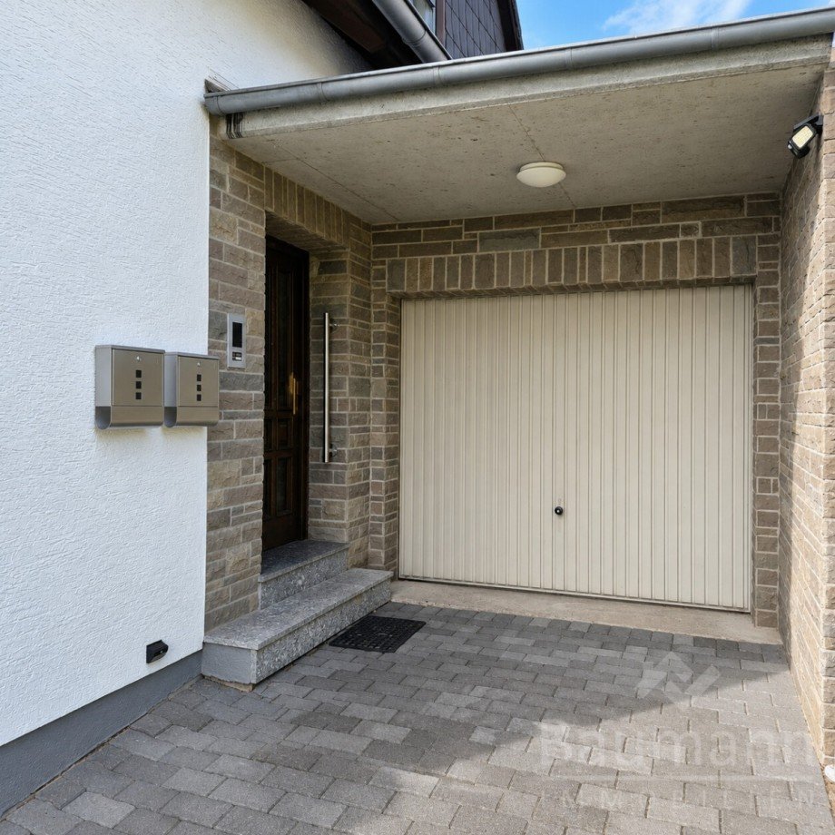 Zweifamilienhaus-Neustadt-Wied-Hauseingang-und-Garage Einfamilienhaus Neustadt (Wied) / Rotterheide