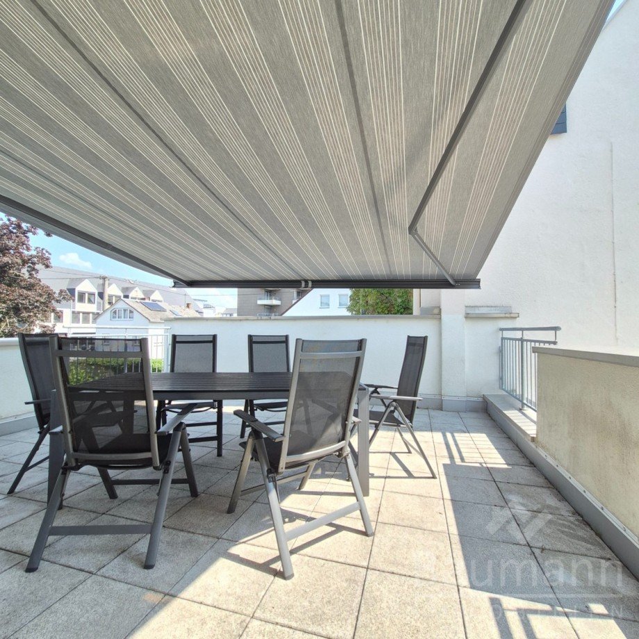 Gro�e Dachterrasse mit Markise Etagenwohnung Bad H�nningen