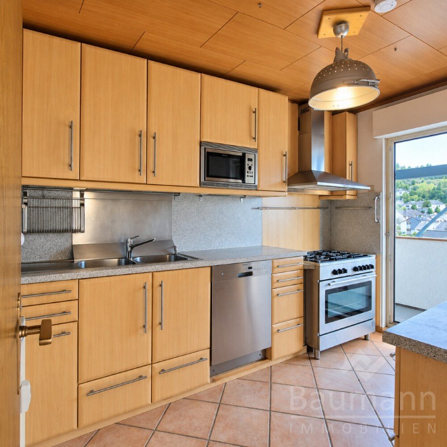 Helle moderne K�che mit Balkonblick - Einfamilienhaus in Bad H�nningen (*) Einfamilienhaus Bad H�nningen