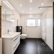 Zweifamilienhaus-Neustadt-Wied-Wohnung-Obergeschoss-modernes-Bad ZWEIFAMILIENHAUS MIT GROSSZ�GIGEM GARTEN - RUHIGE LAGE, DREI GARAGEN UND VIELE M�GLICHKEITEN